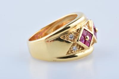 Bague en or jaune sertie de 12 Rubis carré et 8 Diamants rond brillant 2