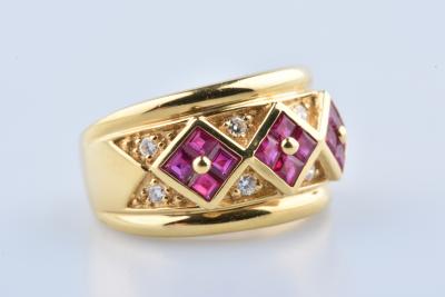 Bague en or jaune sertie de 12 Rubis carré et 8 Diamants rond brillant 2