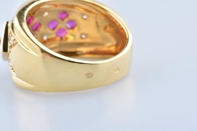 Bague en or jaune sertie de 12 Rubis carré et 8 Diamants rond brillant 2