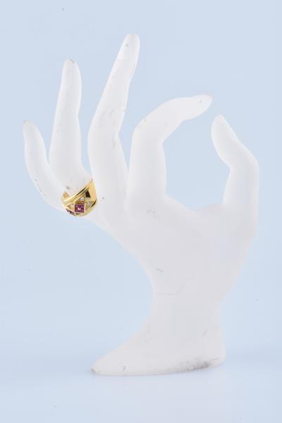 Bague en or jaune sertie de 12 Rubis carré et 8 Diamants rond brillant 2