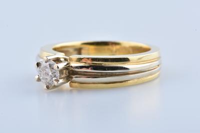 Bague alliance en or jaune  ornée d’un diamant central de 0.40 carat. 2