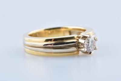 Bague alliance en or jaune  ornée d’un diamant central de 0.40 carat. 2