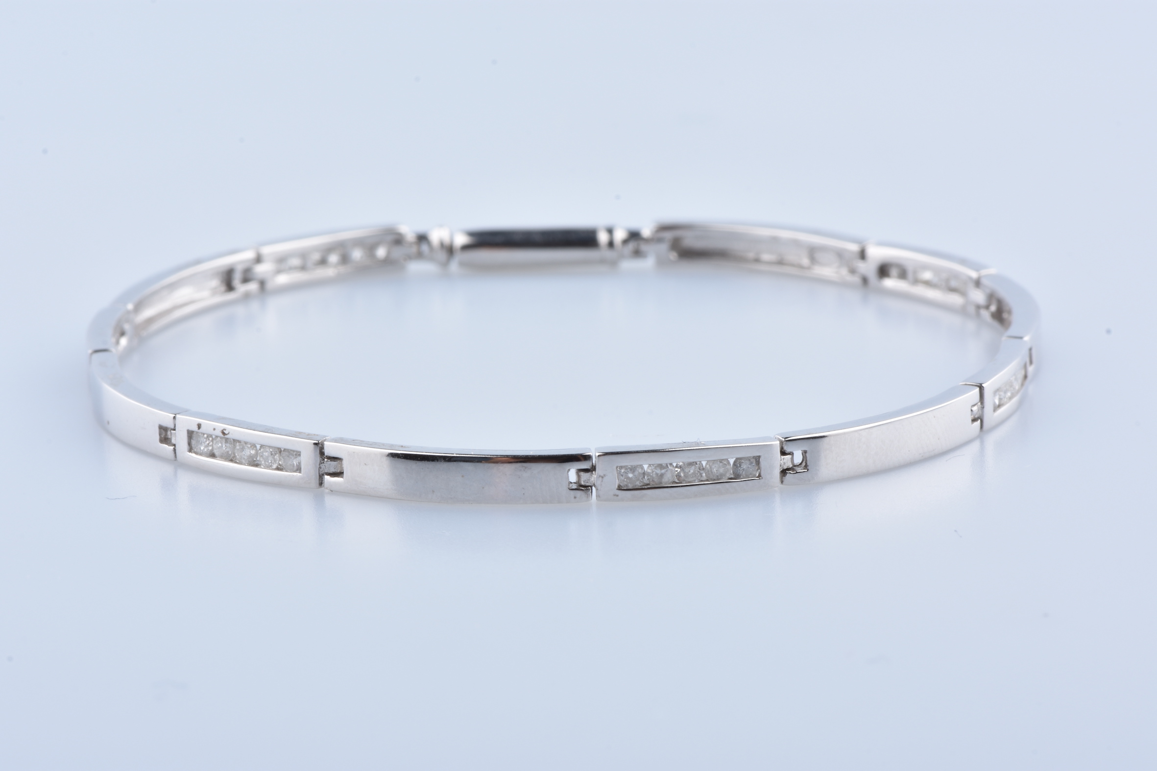Bracelet Fin En Or Blanc 9 Carats Et Diamants - Neuf, Jamais Porté, Marque Diamond § Co