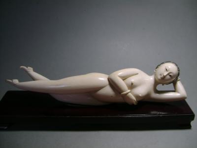 Chine - Femme médecin en ivoire 2