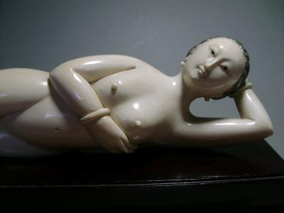 Chine - Femme médecin en ivoire 2