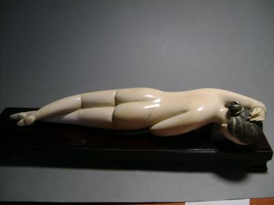 Chine - Femme médecin en ivoire 2