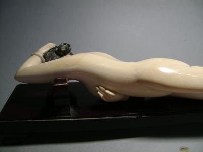 Chine - Femme médecin en ivoire 2