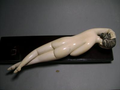 Chine - Femme médecin en ivoire 2