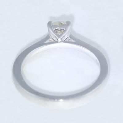 Bague solitaire en or blanc avec un diamant 2