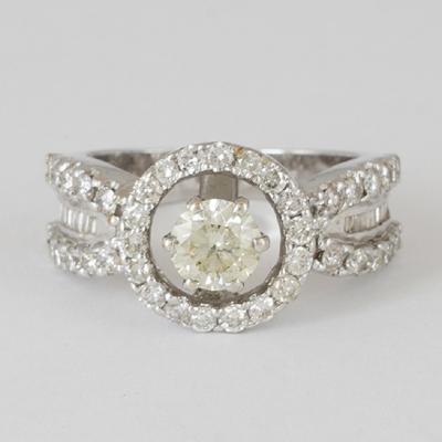 Bague solitaire en or blanc avec diamant solitaire 2