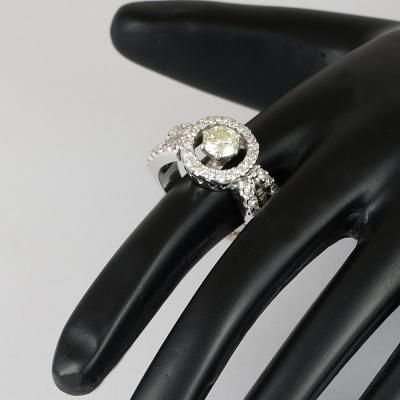 Bague solitaire en or blanc avec diamant solitaire 2