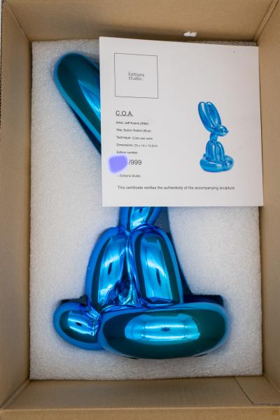 Editions Studio d’après Jeff Koons - Sitting Balloon Dog (Bleu) - Sculpture 2