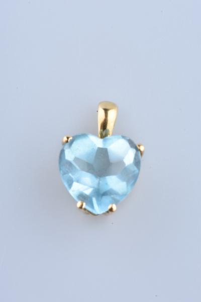 Pendentif coeur APM en or jaune sertie d’un topaze de 3.75 carat. 2