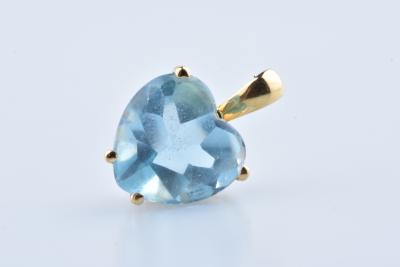 Pendentif coeur APM en or jaune sertie d’un topaze de 3.75 carat. 2