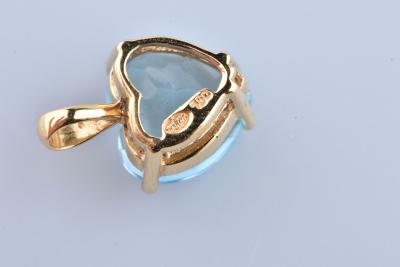 Pendentif coeur APM en or jaune sertie d’un topaze de 3.75 carat. 2