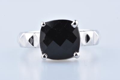 Bague en or jaune 18 carats ornée d’un diamant noir coussin carré de 1.55 carat. 2