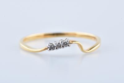 Bague trilogie en or jaune 18 carats sertie de 3 diamant rond brillant de 0.03 carat au total 2