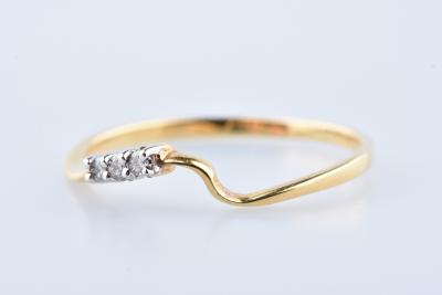 Bague trilogie en or jaune 18 carats sertie de 3 diamant rond brillant de 0.03 carat au total 2