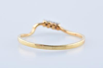 Bague trilogie en or jaune 18 carats sertie de 3 diamant rond brillant de 0.03 carat au total 2