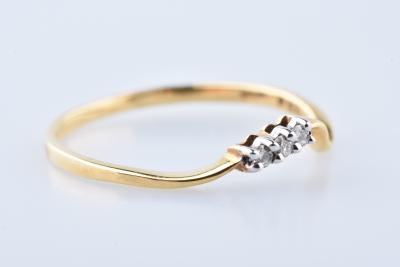 Bague trilogie en or jaune 18 carats sertie de 3 diamant rond brillant de 0.03 carat au total 2