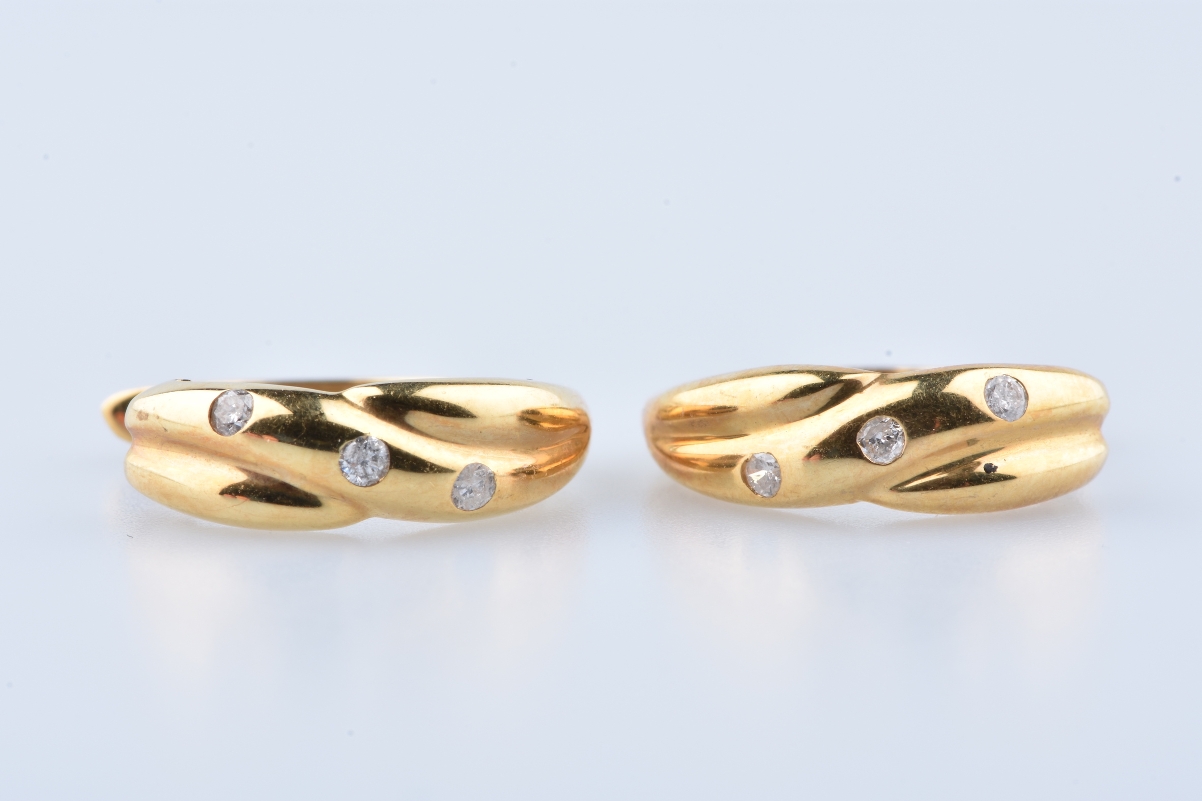 Boucles d'oreilles créoles en or jaune 18 carats serties de saphirs et