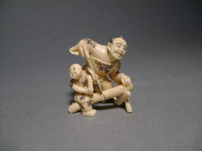 Japon - Netsuke en ivoire représentant un bûcheron, première moitié du XXème siècle 2