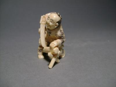 Japon - Netsuke en ivoire représentant un bûcheron, première moitié du XXème siècle 2