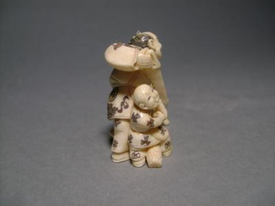 Japon - Netsuke en ivoire représentant un bûcheron, première moitié du XXème siècle 2
