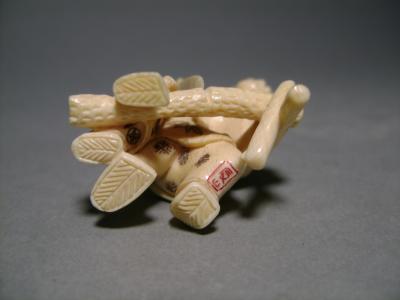 Japon - Netsuke en ivoire représentant un bûcheron, première moitié du XXème siècle 2