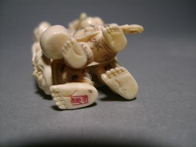 Japon - Netsuke en ivoire représentant un marchand, première moitié du XXème siècle 2