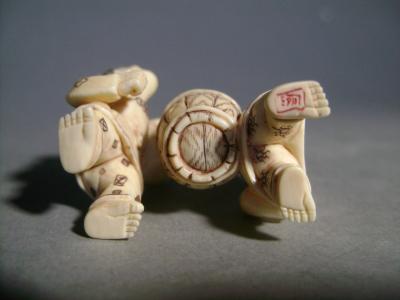 Japon - Netsuke en ivoire représentant des porteurs d’eau, première moitié du XXème siècle 2