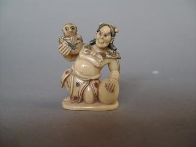Japon - Netsuke en ivoire représentant Monstre et Tengu, première moitié du XXème siècle 2