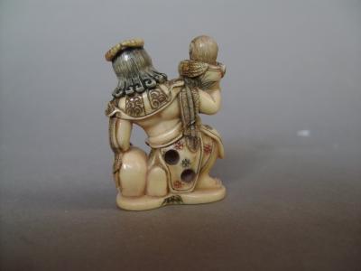Japon - Netsuke en ivoire représentant Monstre et Tengu, première moitié du XXème siècle 2