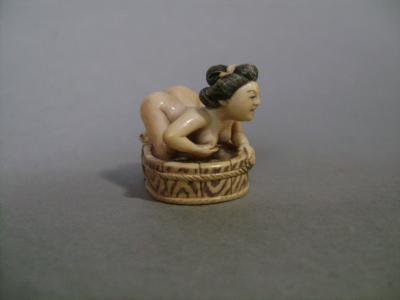Japon - Netsuke érotique en ivoire représentant une femme au bain, XXème siècle 2