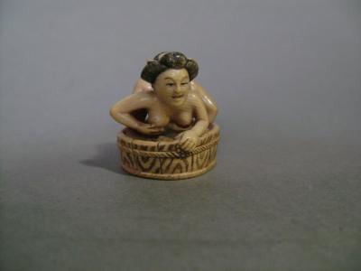 Japon - Netsuke érotique en ivoire représentant une femme au bain, XXème siècle 2