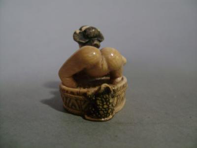 Japon - Netsuke érotique en ivoire représentant une femme au bain, XXème siècle 2