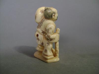 Japon - Netsuke en ivoire représentant un vagabond, première moitié du XXème siècle 2