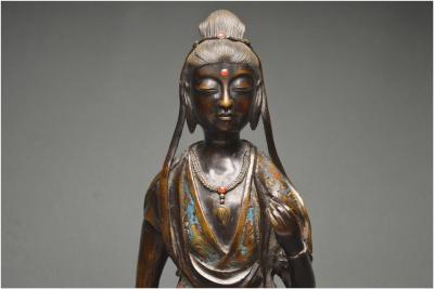 Grande représentation de Kannon en bronze et émaux cloisonnés, Japon, Fin de l’Ère Meiji 2