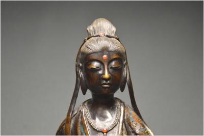 Grande représentation de Kannon en bronze et émaux cloisonnés, Japon, Fin de l’Ère Meiji 2