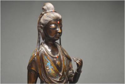 Grande représentation de Kannon en bronze et émaux cloisonnés, Japon, Fin de l’Ère Meiji 2