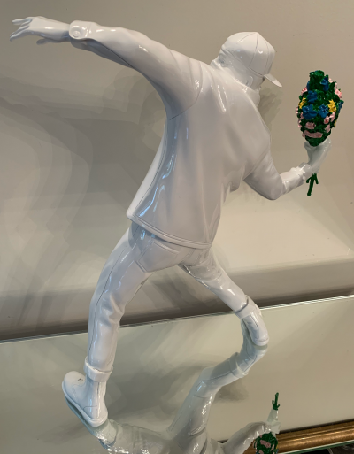 BANKSY (after) - Flower Thrower White, 2019 - Sculpture 2