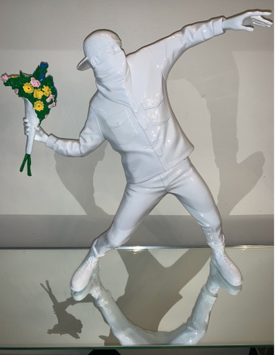 BANKSY (after) - Flower Thrower White, 2019 - Sculpture 2