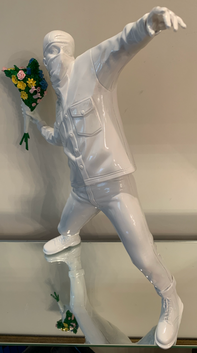 BANKSY (after) - Flower Thrower White, 2019 - Sculpture 2