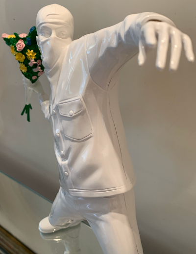 BANKSY (after) - Flower Thrower White, 2019 - Sculpture 2