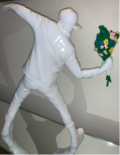 BANKSY (after) - Flower Thrower White, 2019 - Sculpture 2