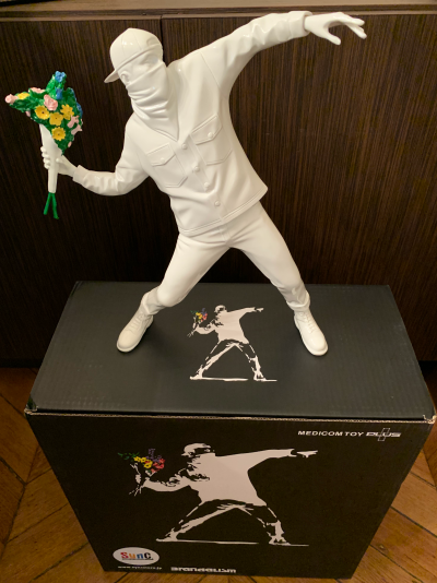 BANKSY (after) - Flower Thrower White, 2019 - Sculpture 2