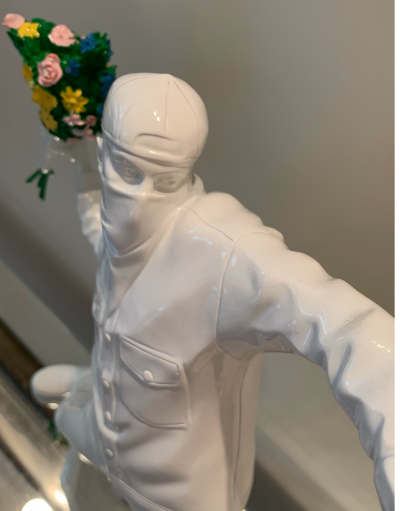 BANKSY (after) - Flower Thrower White, 2019 - Sculpture 2