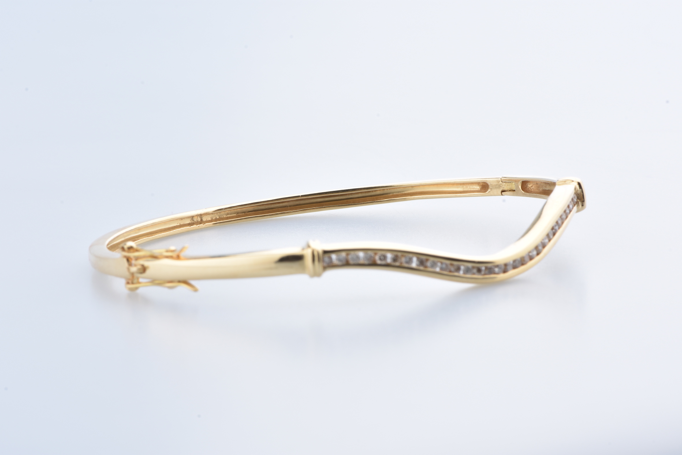 Bracelet jonc en or jaune 18 carats sertie d'une ligne de 30 Diamants