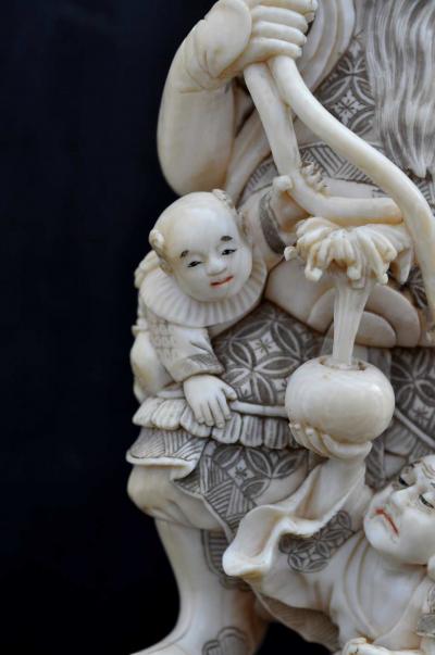 Japon - Groupe en ivoire,  fin du XIXème siècle 2