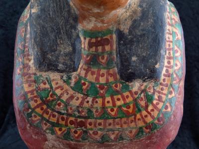 Égypte - Ancien sarcophage en stuc décoré 2